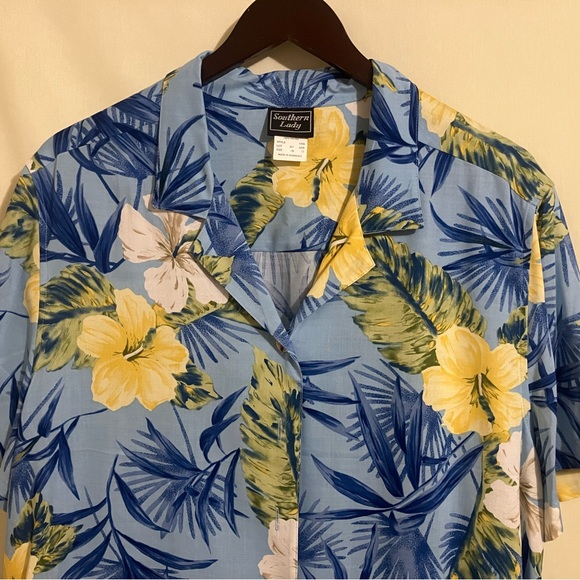 Southern Lady Women's Blue Floral Short Sleeve Button Up Hawaiian Shirt Size 1X - Picture 2 of 8